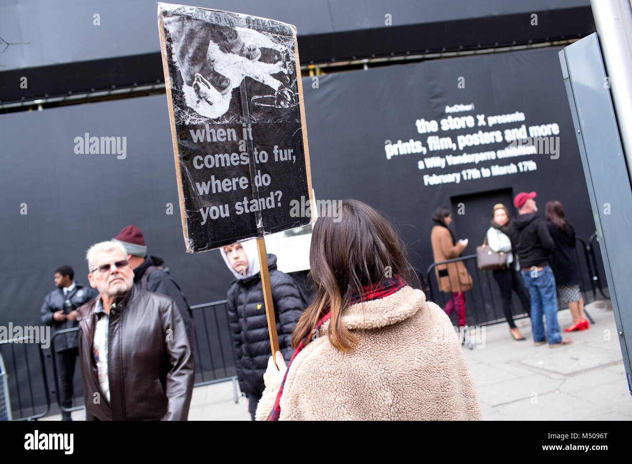 Londres, Reino Unido. El 17 de febrero de 2018, los defensores de los derechos de los animales protestan contra el uso de las pieles de animales en la industria de la moda fuera de la sede de la Semana de la Moda de Londres. Mariusz Goslicki/Alamy Live News Foto de stock