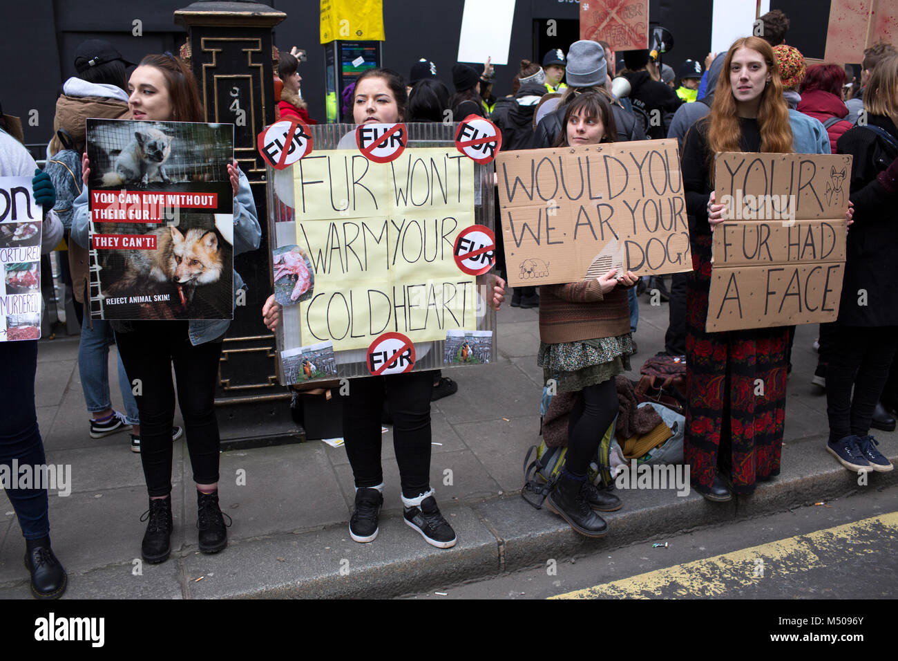 Londres, Reino Unido. El 17 de febrero de 2018, los defensores de los derechos de los animales protestan contra el uso de las pieles de animales en la industria de la moda fuera de la sede de la Semana de la Moda de Londres. Mariusz Goslicki/Alamy Live News Foto de stock