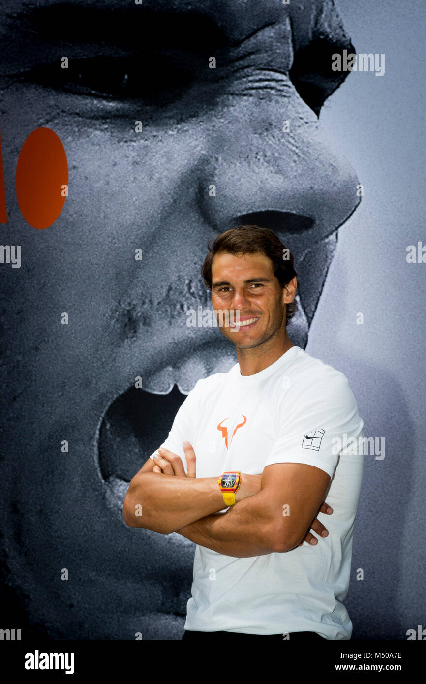 París, Francia. 12 de junio, 2017. Rafael Nadal posando delante del cartel  de Nike Store Champs Elysees Crédito: Además de los deportes de  acción/Alamy Live News Fotografía de stock - Alamy