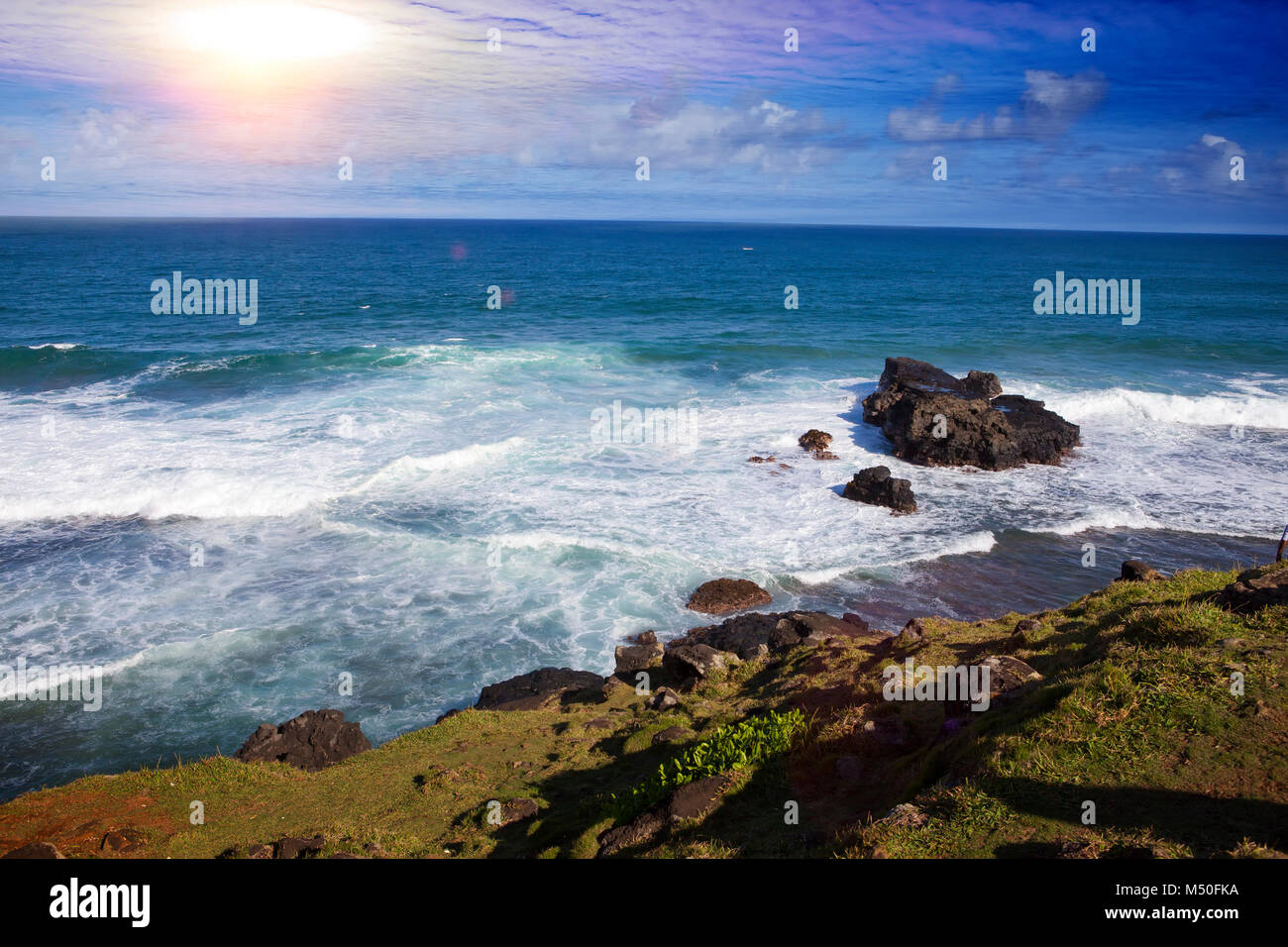 Las grandes olas en Gris Gris en el Cabo Sur de Mauricio panorama. Foto de stock