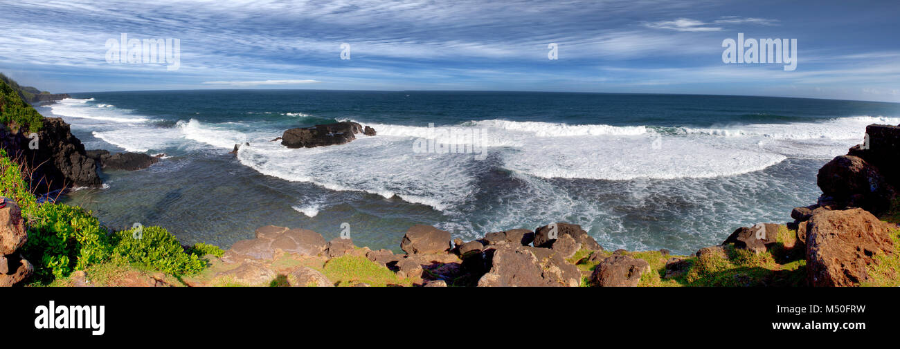 Las grandes olas en Gris Gris en el Cabo Sur de Mauricio panorama. Foto de stock