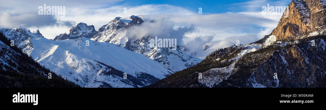 Vista panorámica de la cordillera (Pelvoux Pelvoux y glaciares Sialouze) en el Parque Nacional de Ecrins. Hautes-Alpes, Alpes, Francia Foto de stock