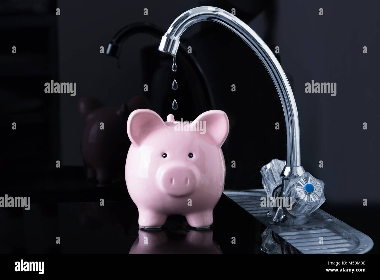 Chorreando gotas de agua están cayendo en el Pink Hucha de Kitchen Sink faucet Foto de stock