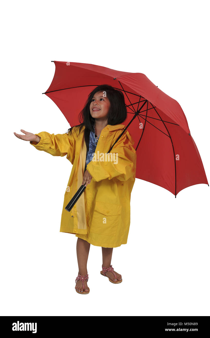 Chica en impermeable sosteniendo paraguas Foto de stock