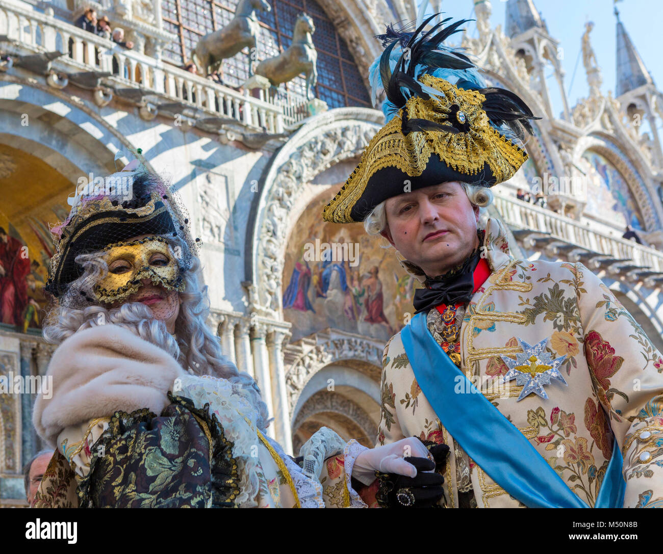 Los juerguistas en trajes de carnaval de Venecia Foto de stock