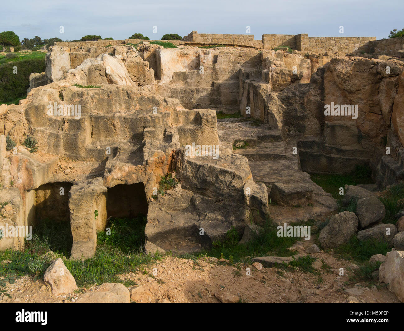 Parte del cementerio excavados en las tumbas de los reyes en Paphos un Sitio de Patrimonio Mundial de la UNESCO un necroplis repartidas en un área enorme tumbas talladas en o Foto de stock
