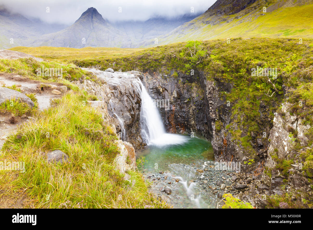 Piscinas con cascada de hadas sendero isla de Skye Escocia Foto de stock