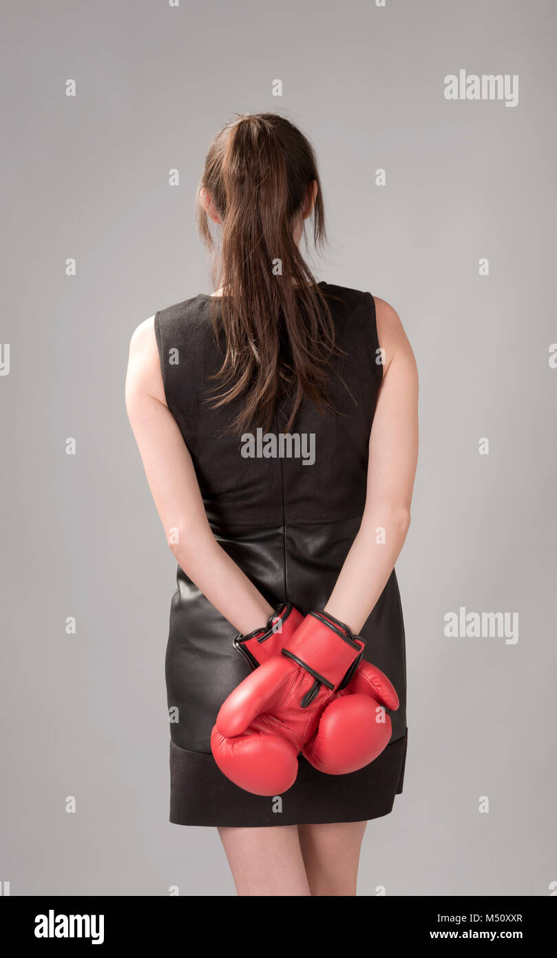 Mujer en un vestido negro y rojo Guantes boxeo Fotografía de stock