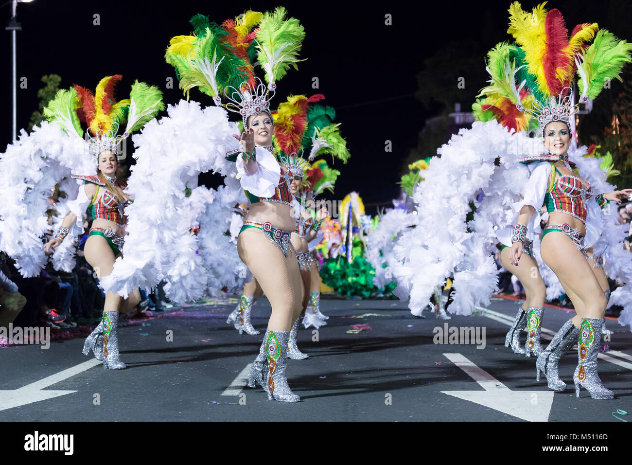 FUNCHAL, Portugal - 9 de febrero de 2018: participantes de la isla de Madeira el carnaval bailando en el desfile en la ciudad de Funchal, Madeira, Portugal. Foto de stock
