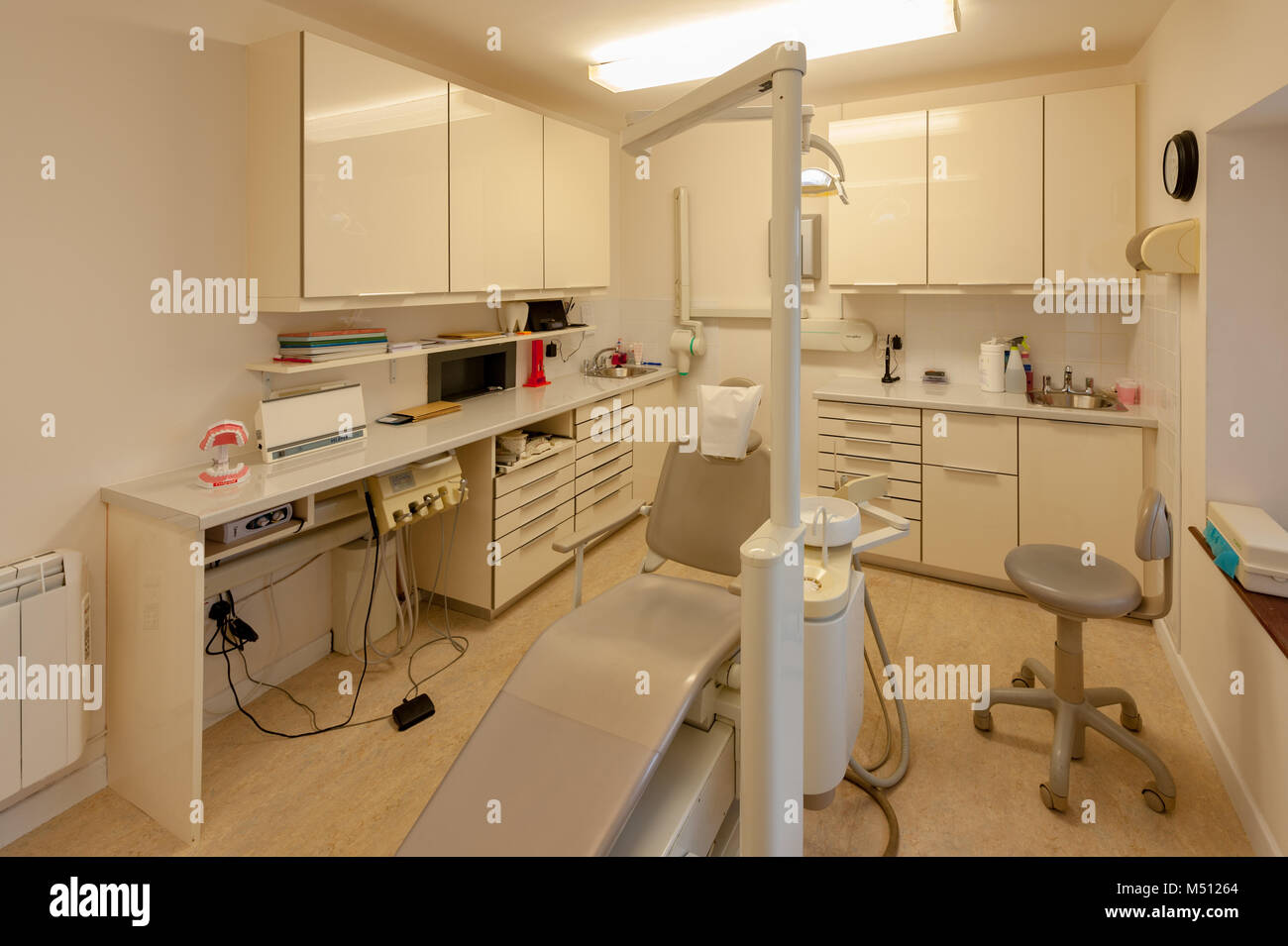 Cirugía dental interior muy bien equipado con equipos dentales en Irlanda. Foto de stock