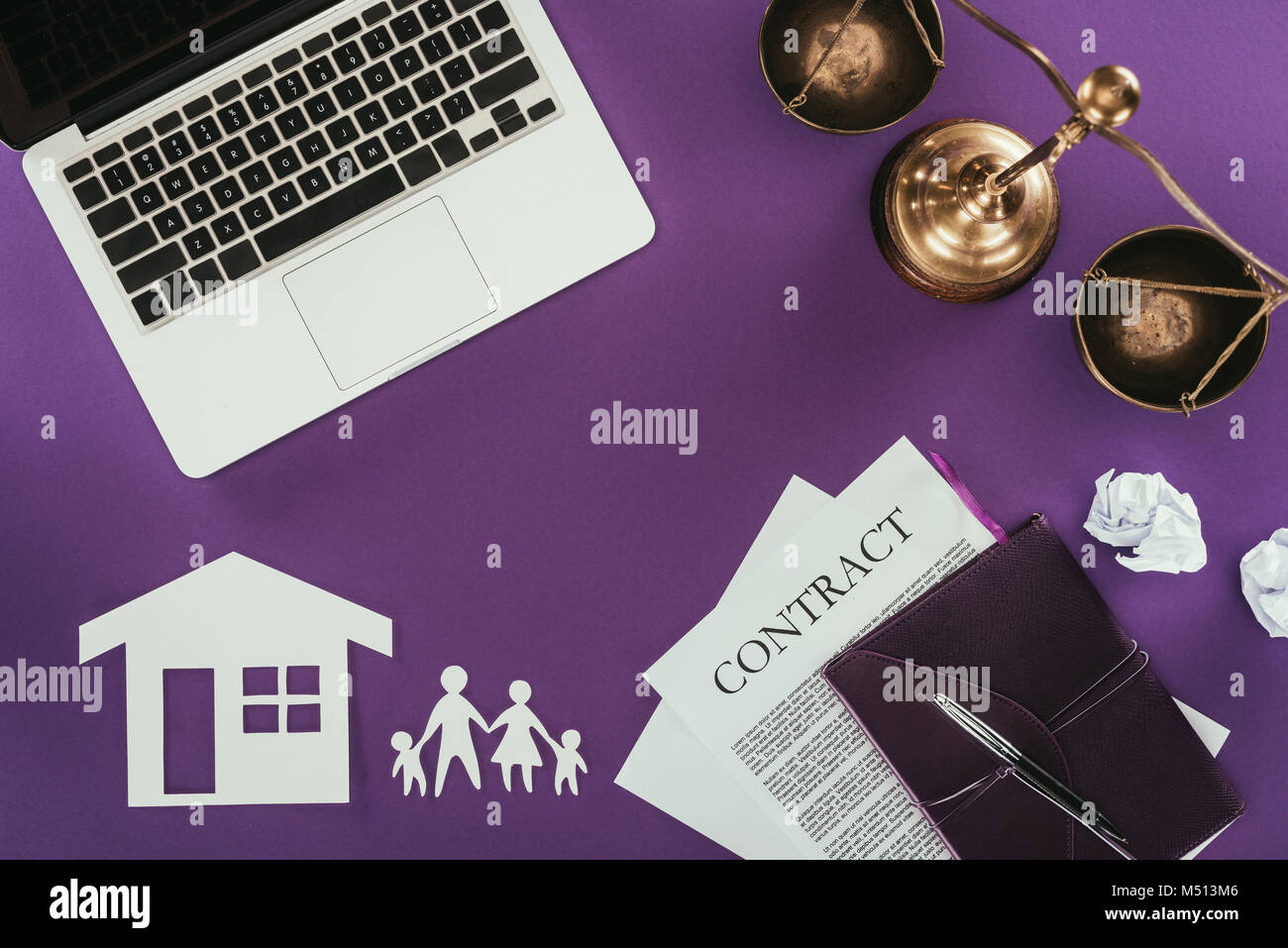 Vista superior del trabajo con empresas de seguros del hogar y de la familia oncept sobre púrpura mesa Foto de stock