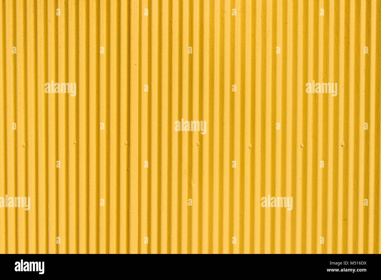 Amarillo fondo de hoja de metal corrugado y superficie de textura Foto de stock