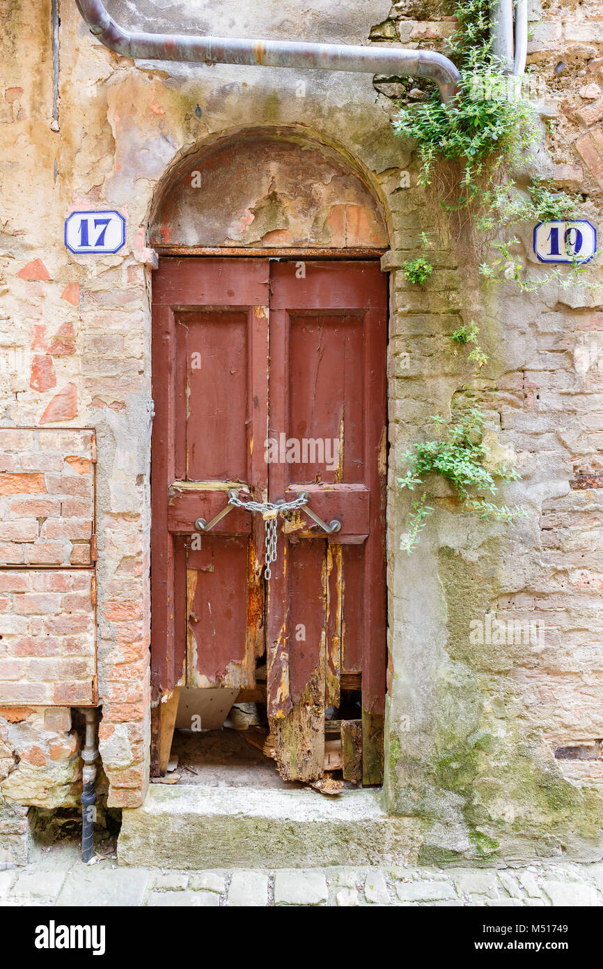 Antigua puerta rota bloqueado con una cadena Fotografía de stock - Alamy