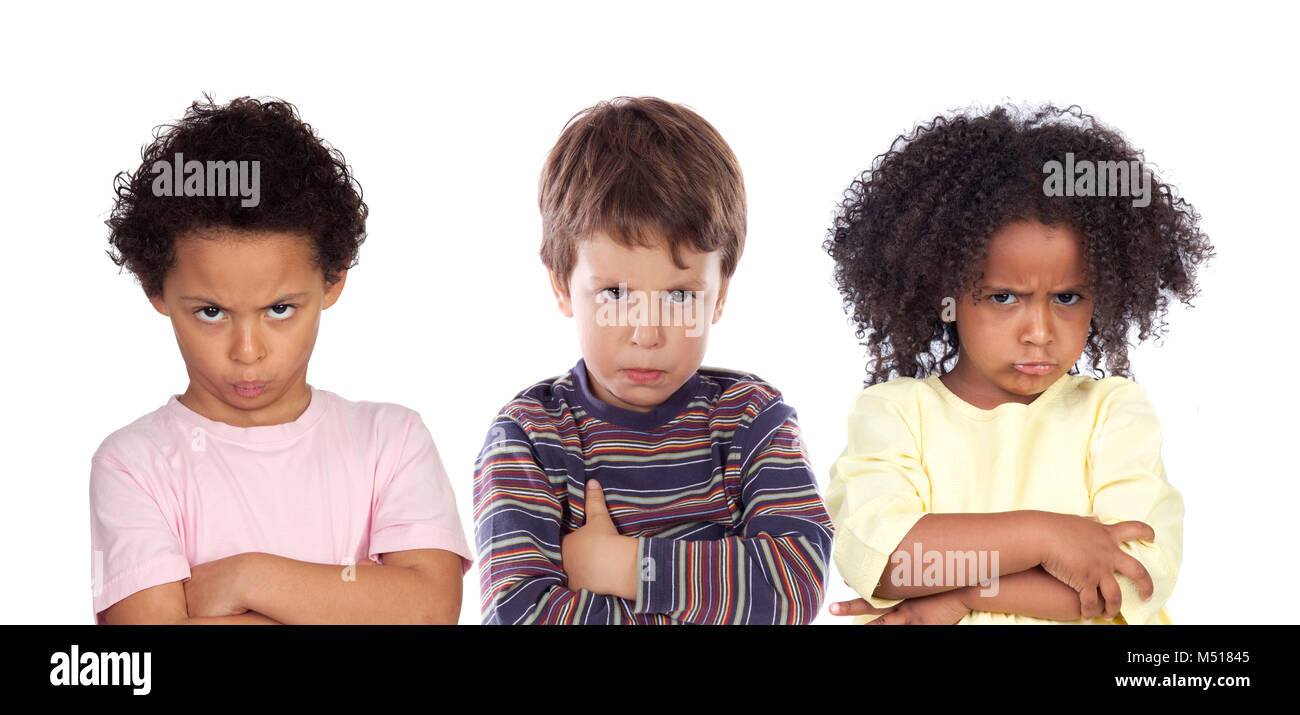 Muchos niños enojados aislado sobre un fondo blanco Fotografía de stock -  Alamy