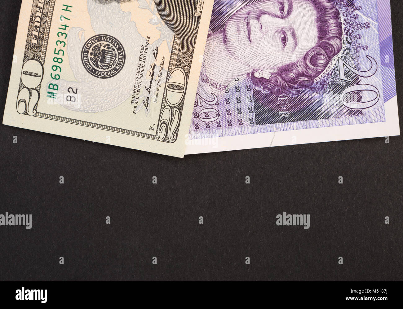 Dólar estadounidense y la libra inglesa billetes sobre fondo negro  copyspace como conversión de divisa y tipo de cambio concepot Fotografía de  stock - Alamy