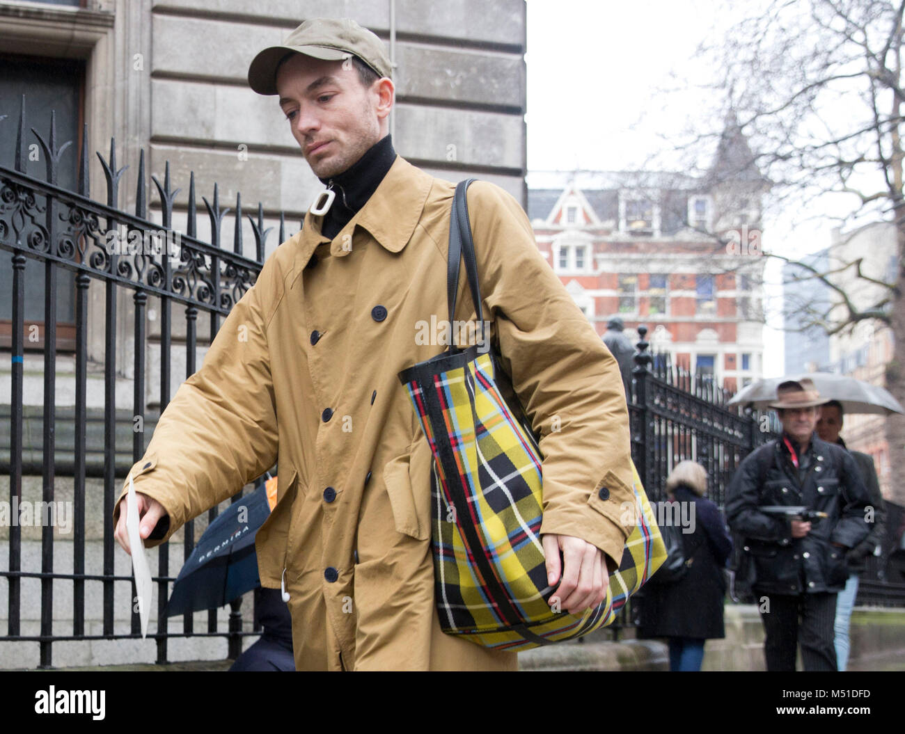 Un hombre lleva un bolso Burberry durante la Semana de la Moda de Londres  mostrar fuera de la National Portrait Gallery, Londres. La asociación de  prensa. Imagen Fecha: lunes, 19 de febrero