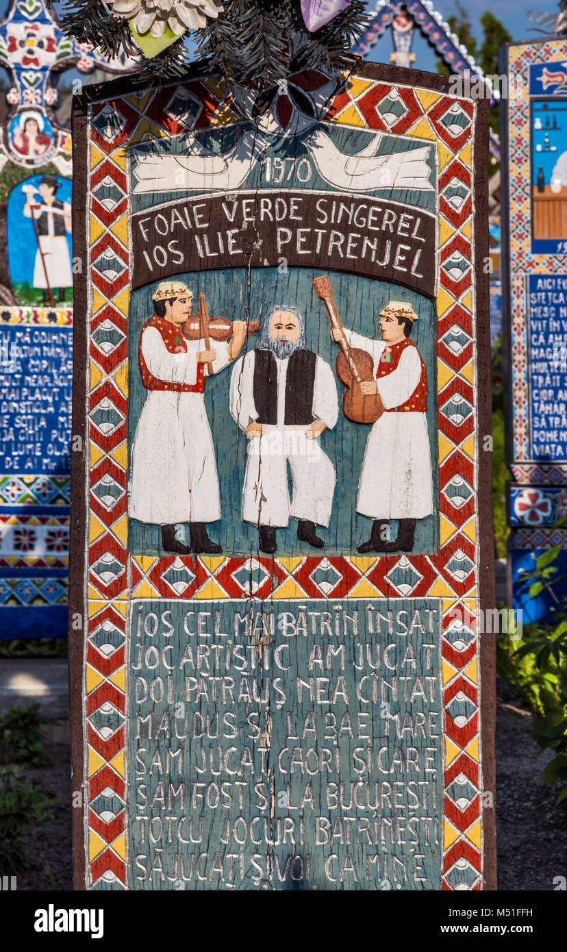 Panel de madera tallada con epitafio en cruz sobre la tumba, Cementerio Alegre (Cimitirul Vesel) en Sapanta, región de Maramures, Rumania Foto de stock