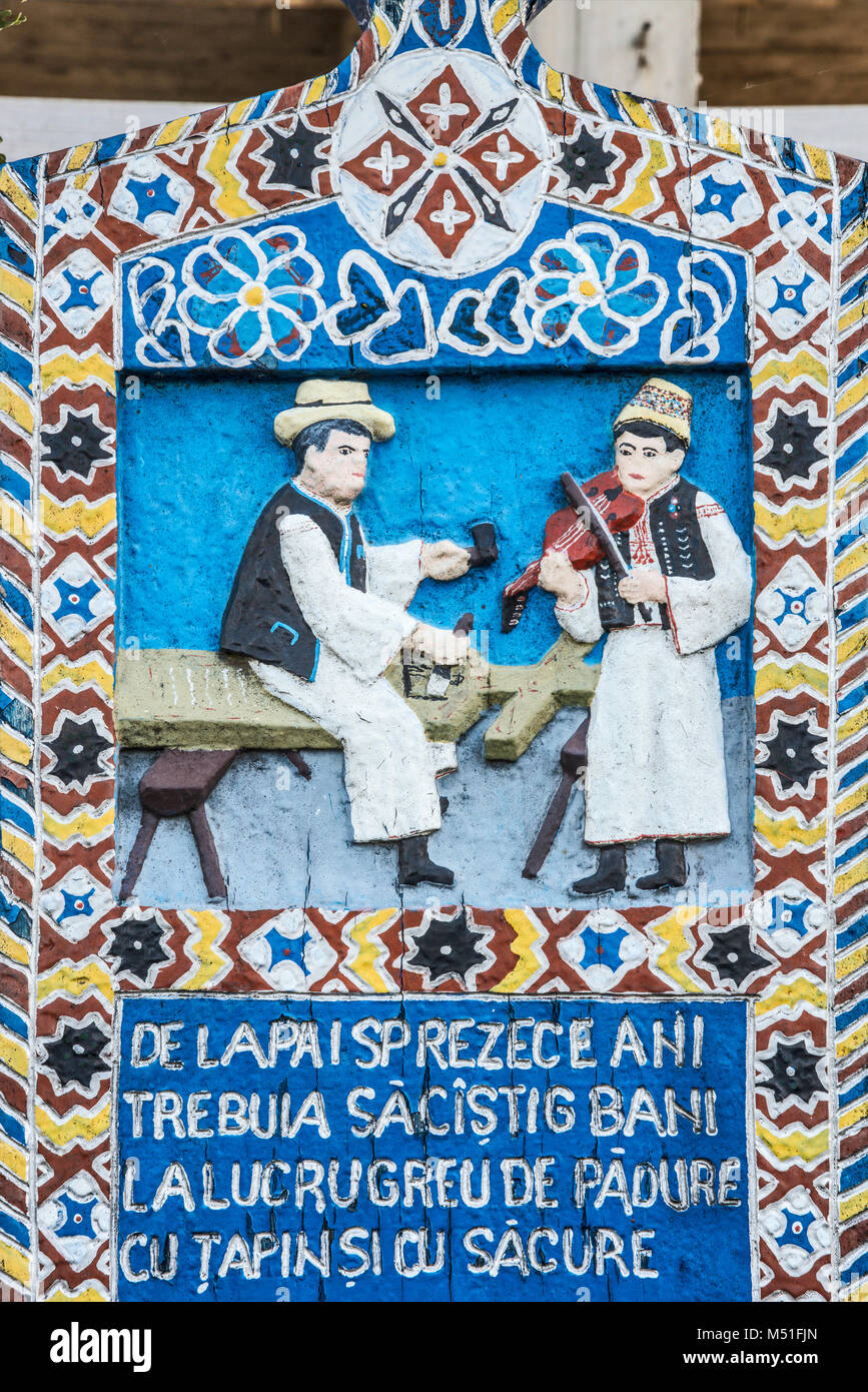 Panel de madera tallada con epitafio en la tumba, Cementerio Alegre (Cimitirul Vesel) en Sapanta, región de Maramures, Rumania Foto de stock