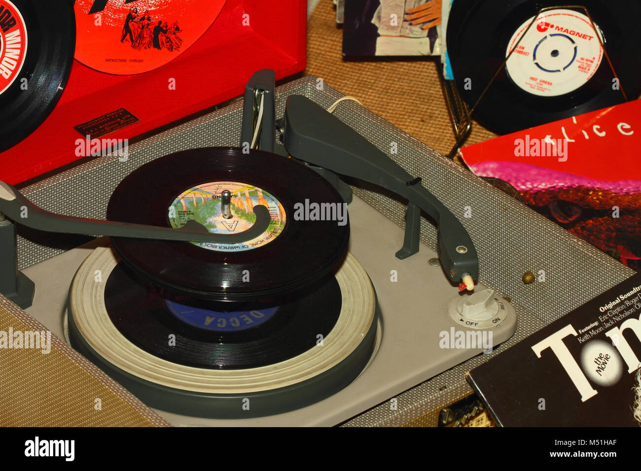 Disco de vinilo en un tocadiscos Fotografía de stock - Alamy