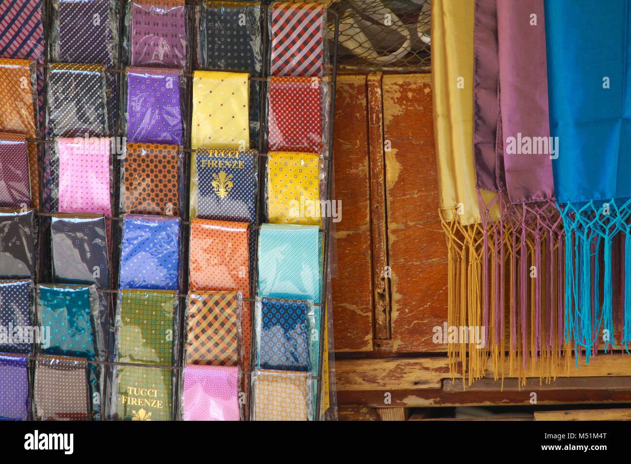 Florencia, Italia - 5 de mayo de 2011: corbatas y bufandas para la venta en  un mercado de pulgas Fotografía de stock - Alamy