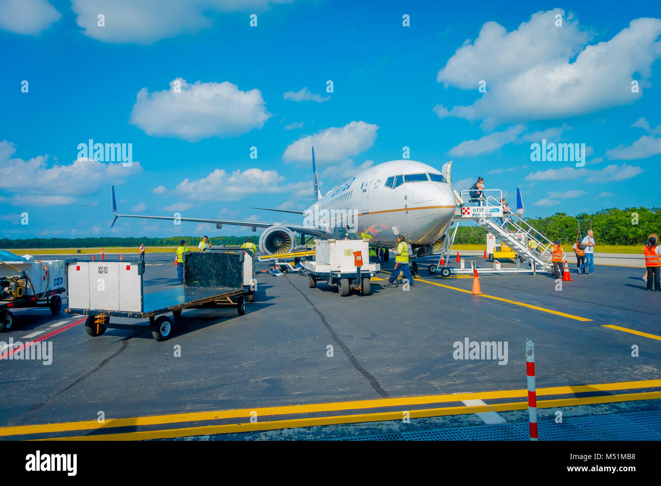 COZUMEL, México - Noviembre 12, 2017: Personas no identificadas el  aterrizaje de los aviones en la pista de aterrizaje del Aeropuerto  Internacional de Cozumel en México Fotografía de stock - Alamy