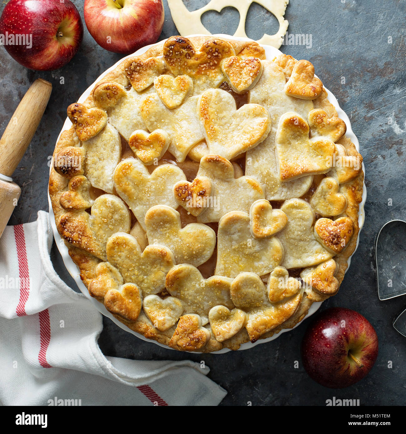 Tarta de manzana con tratamiento casero de la corteza en forma de