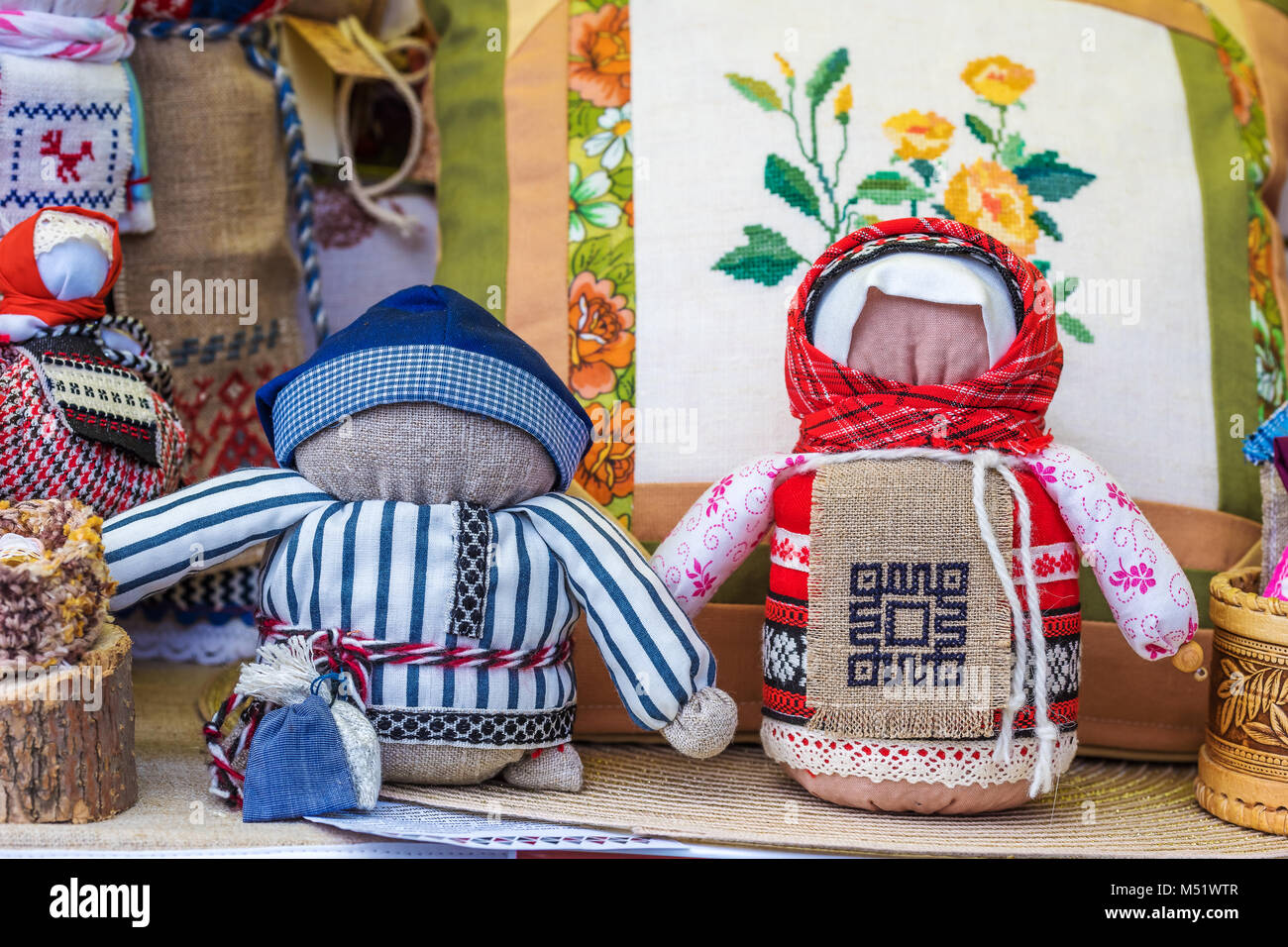 Ragged suaves muñecos hechos a mano según la tradición popular Fotografía  de stock - Alamy
