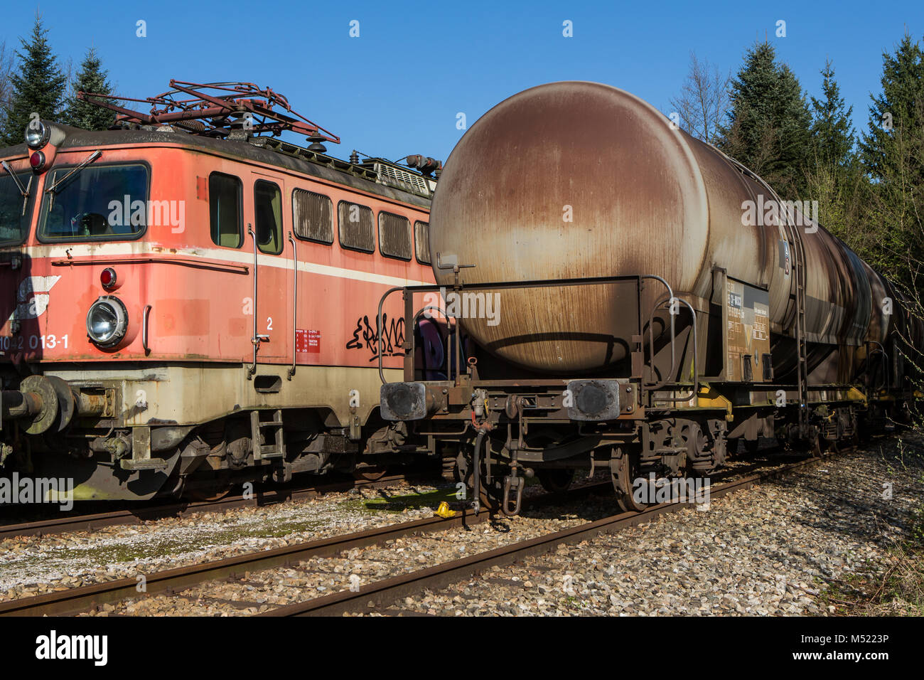 Antiguos trenes abandonados y los vagones de mercancías Foto de stock