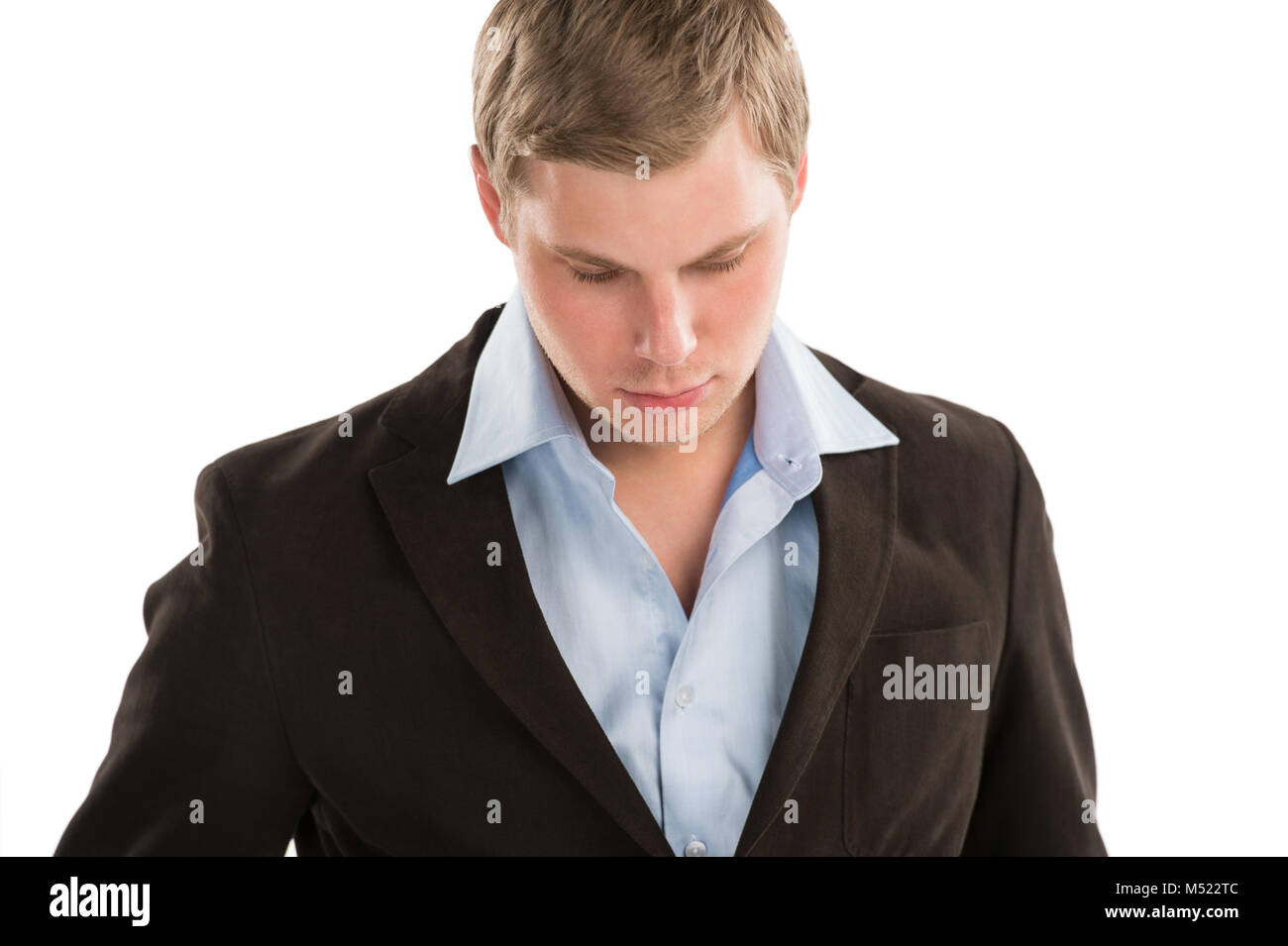 Retrato de un joven hombre de negocios apartar la mirada y el pensamiento Foto de stock