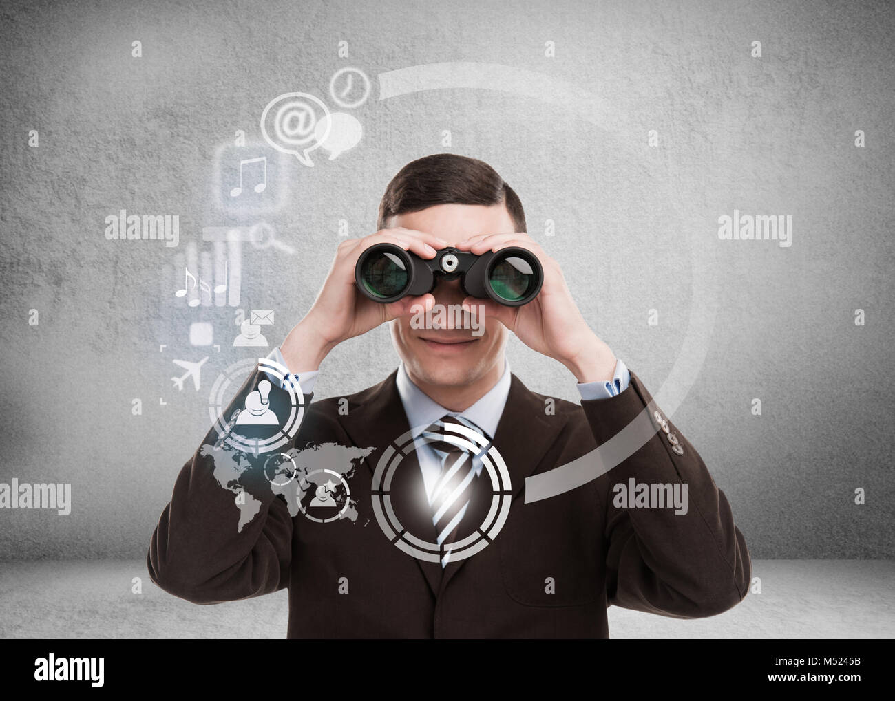 Concepto de tecnología. Empresario con biboculars e interfaz virtual con la web y los medios de comunicación social de iconos Foto de stock