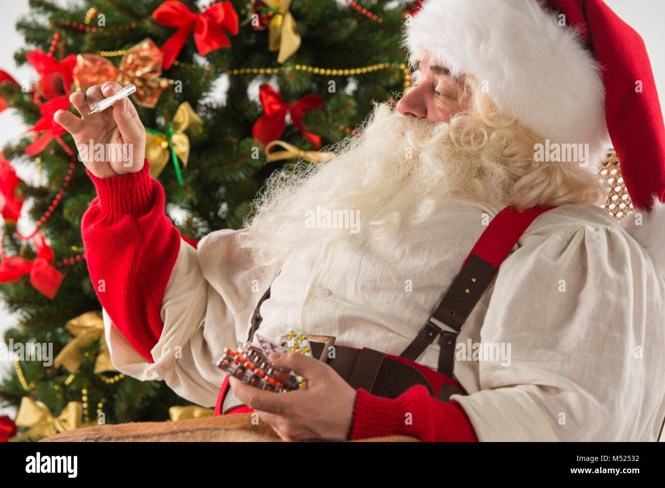 Asombrado Santa Claus medir su temperatura con un termómetro, sensación