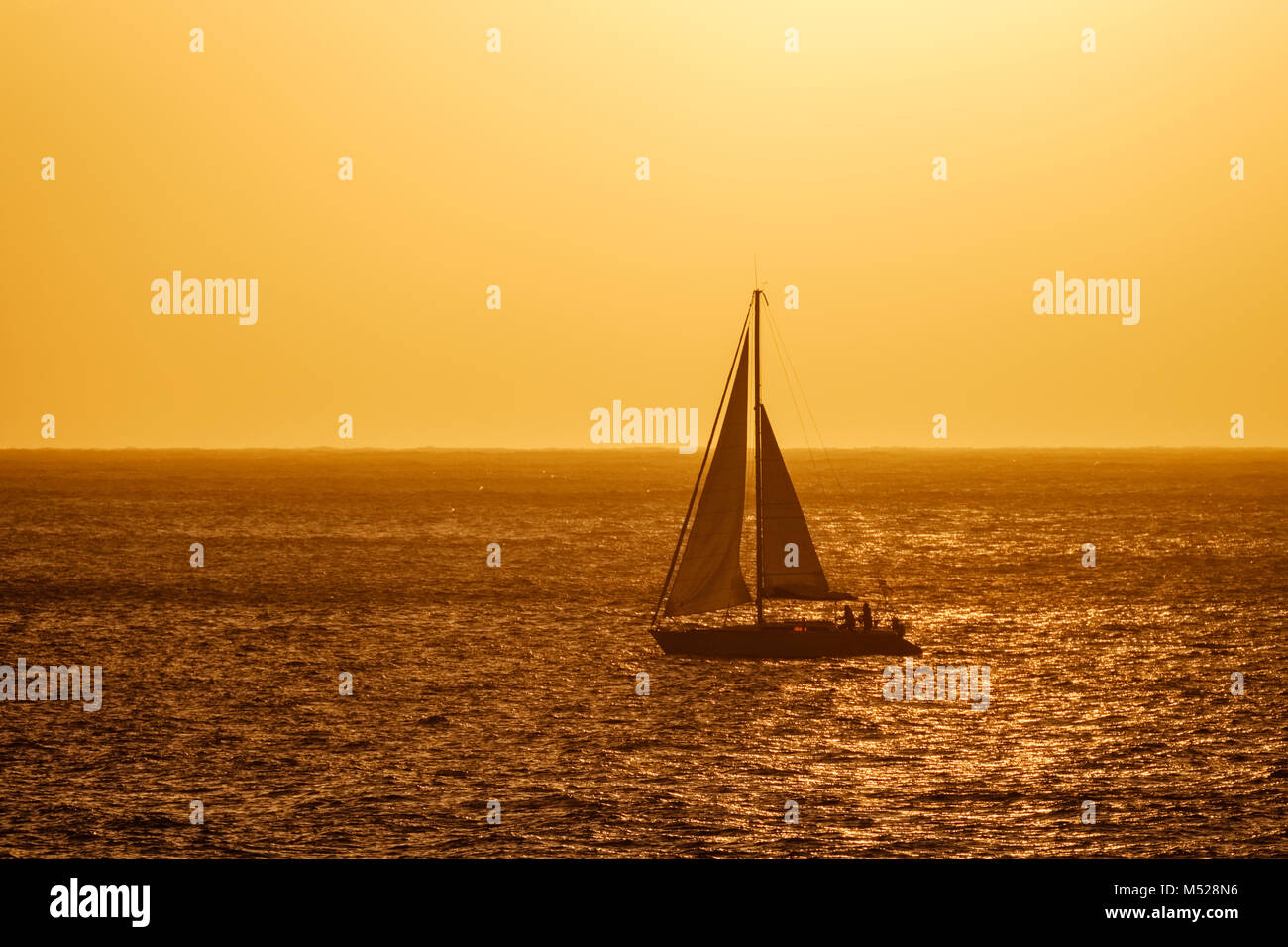 Velero en el mar a la luz de la tarde, el Océano Atlántico, La Gomera, Islas Canarias, Islas Canarias, España Foto de stock