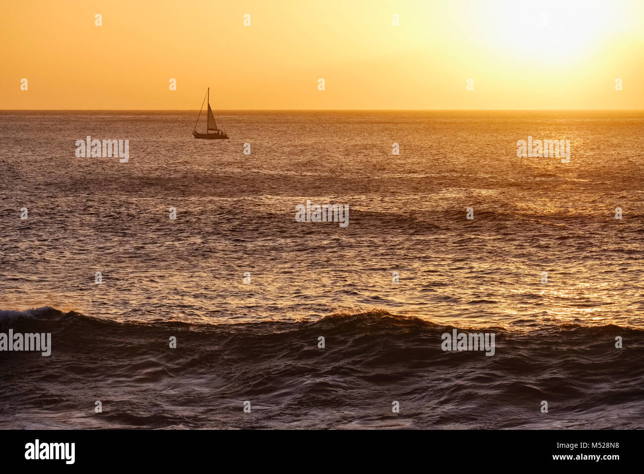Velero en el mar a la luz de la tarde, el Océano Atlántico, La Gomera, Islas Canarias, Islas Canarias, España Foto de stock