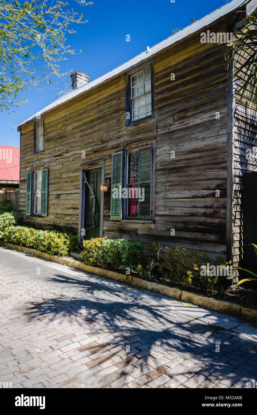 Casa rústica con los revestimientos de madera de cedro y herramientas agrícolas la manija de la puerta, en el histórico barrio de San Agustín, Florida. Foto de stock