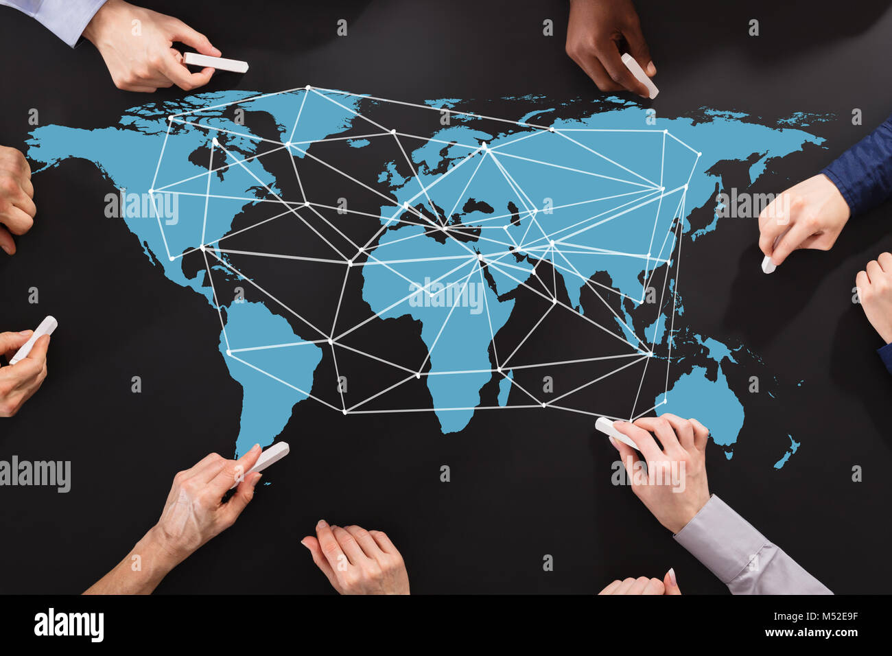 Vista elevada de gente de negocios de líneas de Dibujo a mano alzada en el mapa del mundo en representación de Global Business Foto de stock