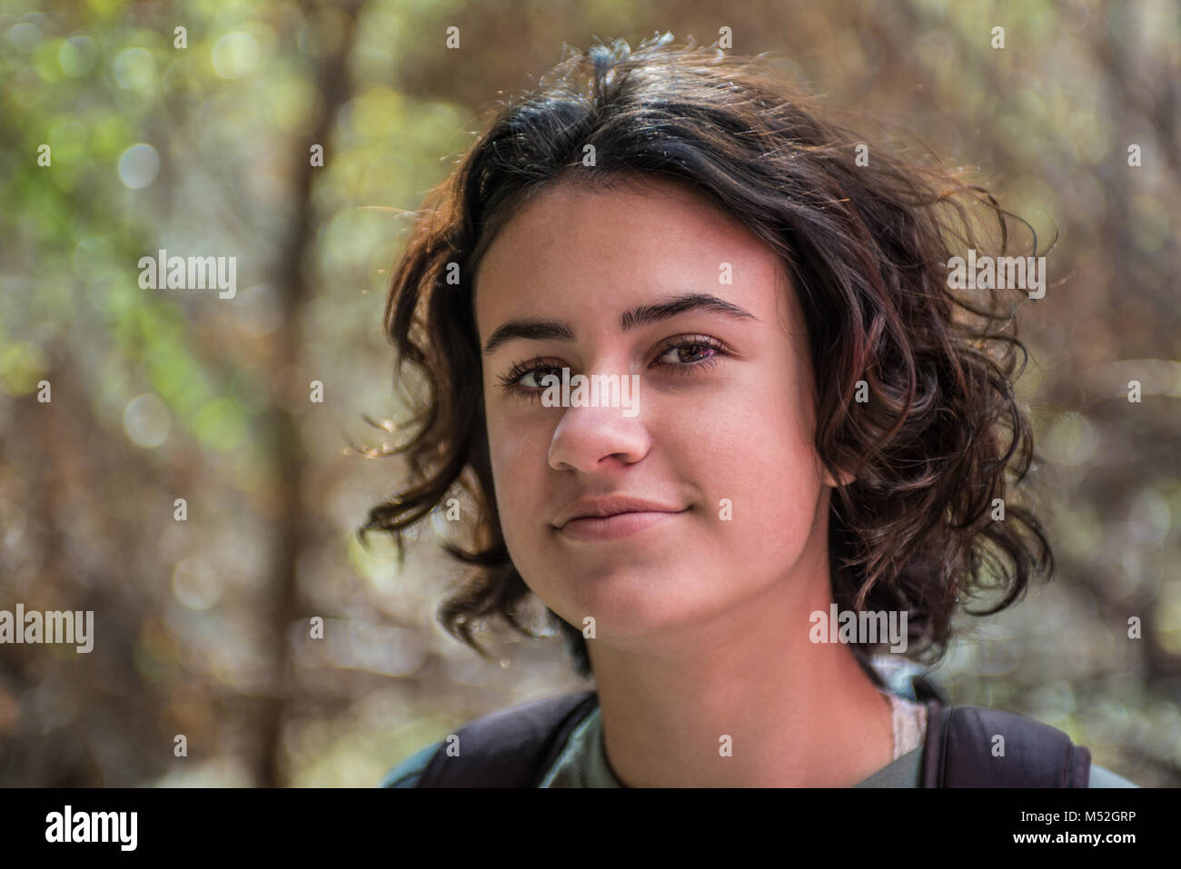 Los Adolescentes Del Sexo Femenino Con Una Piel Suave Y Bonita Y El Pelo Castaño Oscuro Retrato 2137