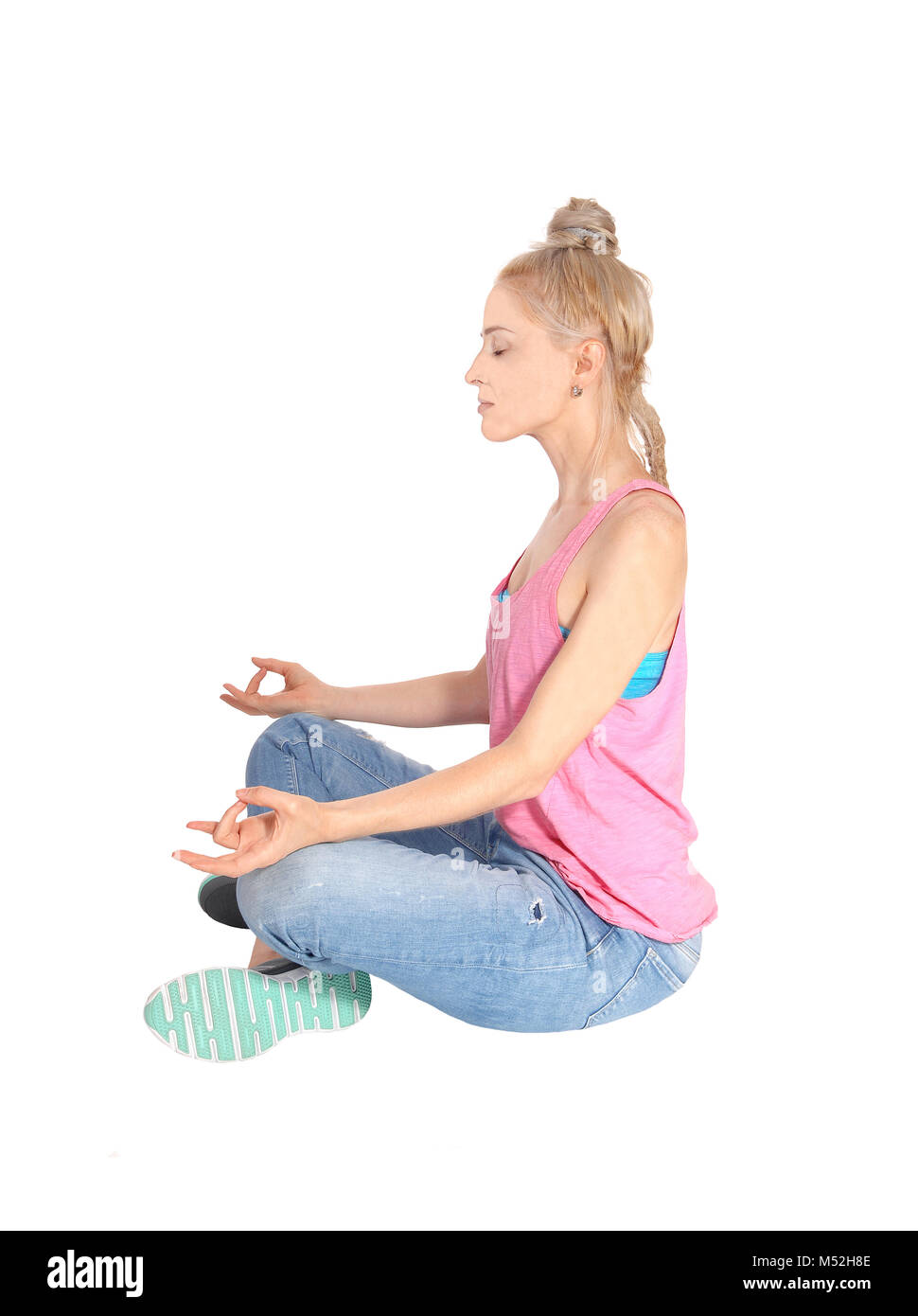 Mujer joven en pose de yoga Foto de stock
