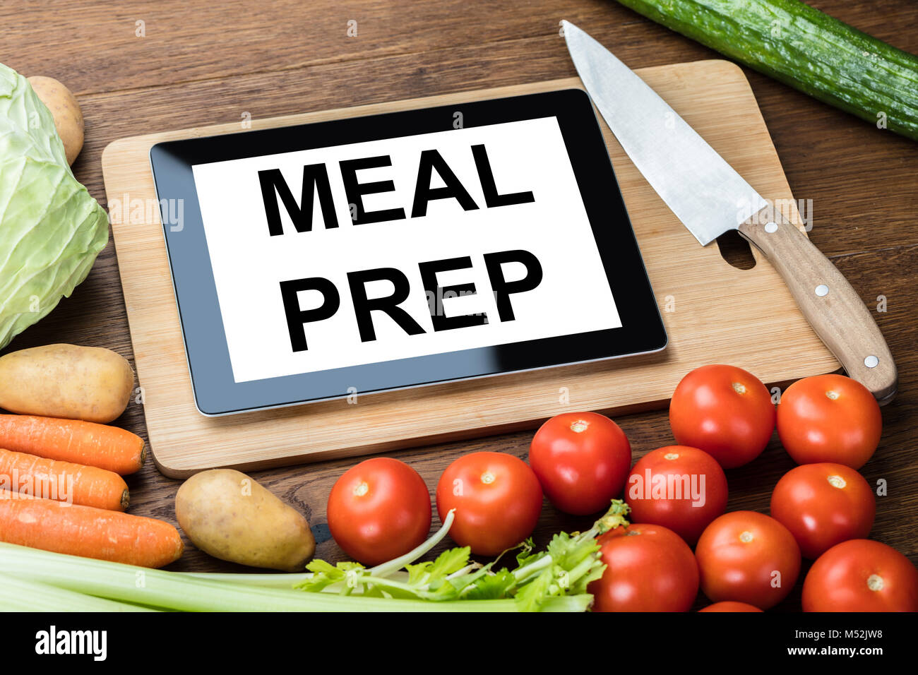 Un alto ángulo de visualización de texto de Preparación de comida en tableta digital con verduras en la mesa. Foto de stock