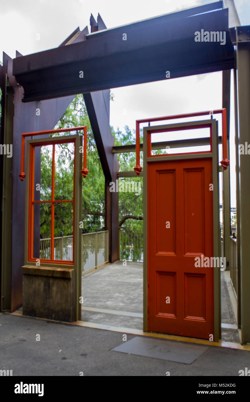 Fundación Parque Monumento en Sydney Entrada. Ventana y puerta roja que conduce a una habitación vacía Foto de stock