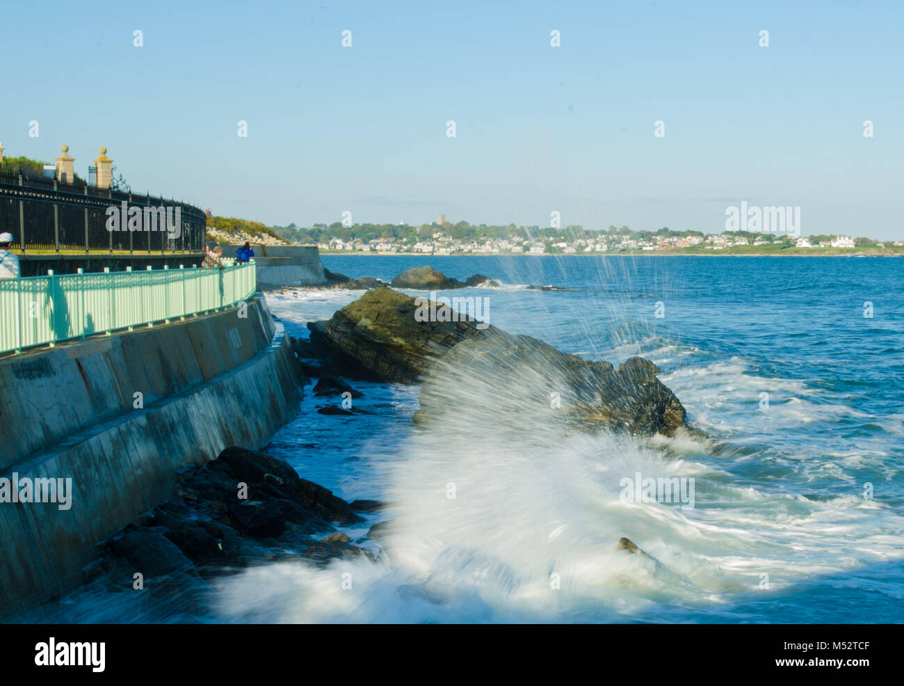 Olas golpeando Cliff Walk en Newport, Rhode Island, EE.UU. Foto de stock