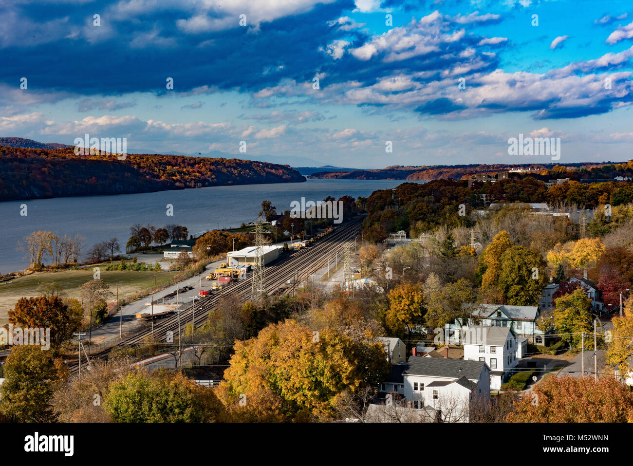 Vista de Poughkeepsie, NY en otoño con el río Hudson, en el fondo. Foto de stock
