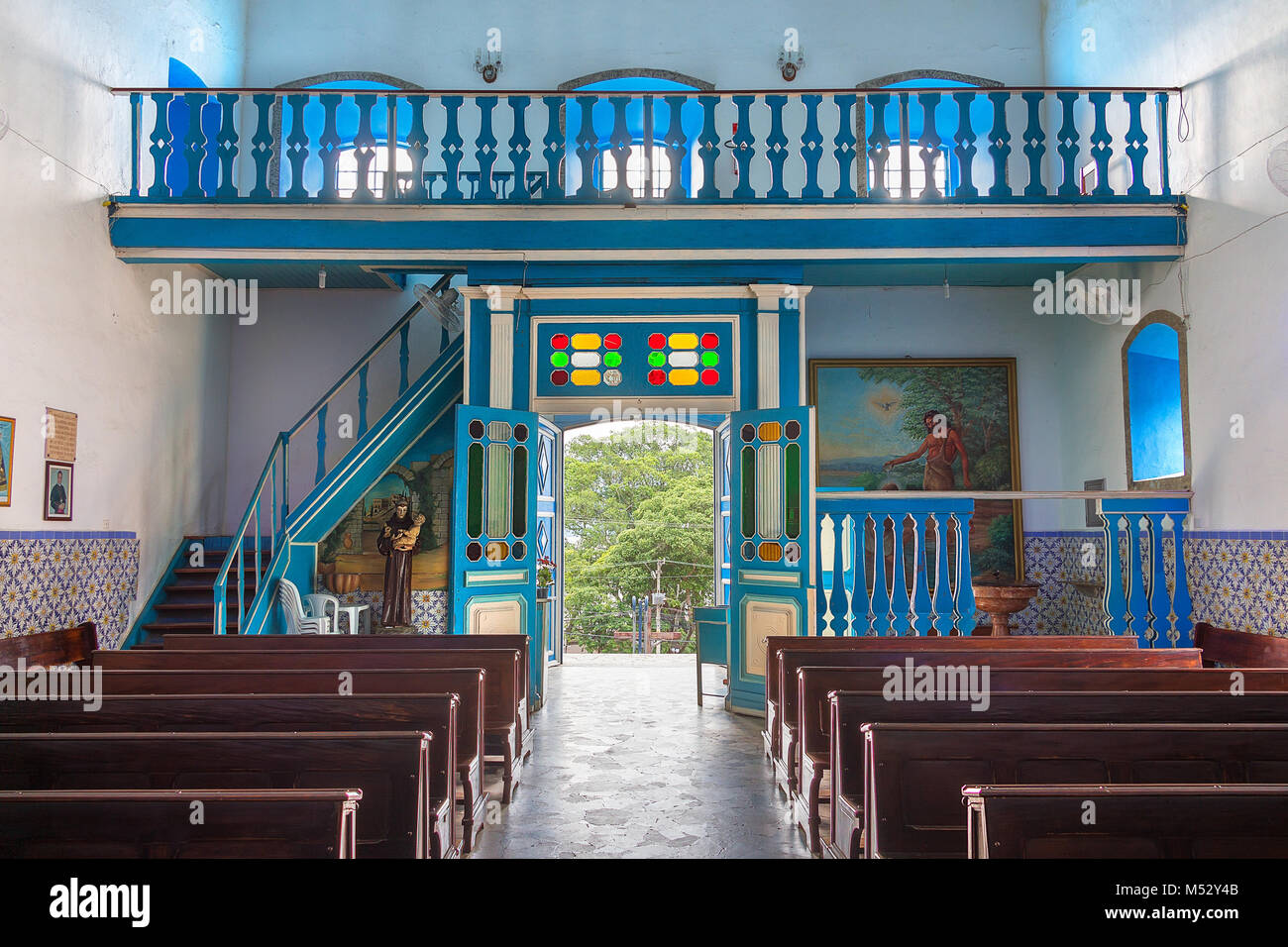 Ilhabela, São Pablo, Brasil - febrero 17th, 2018: Interior de la iglesia de Nuestra Señora de Ayuda (Nossa Senhora da Ajuda) al Prof. Alfredo Oliani squ Foto de stock