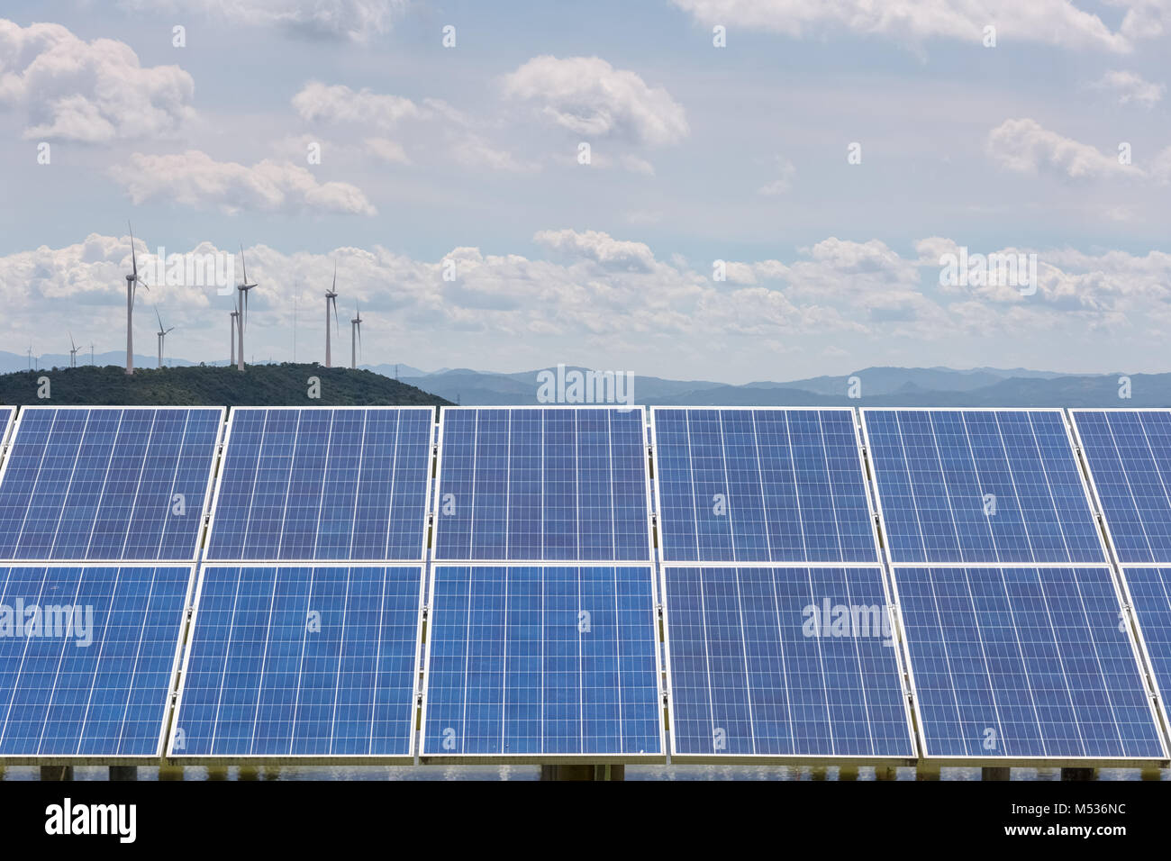 Panel Fotovoltaico con la planta de energía eólica Foto de stock