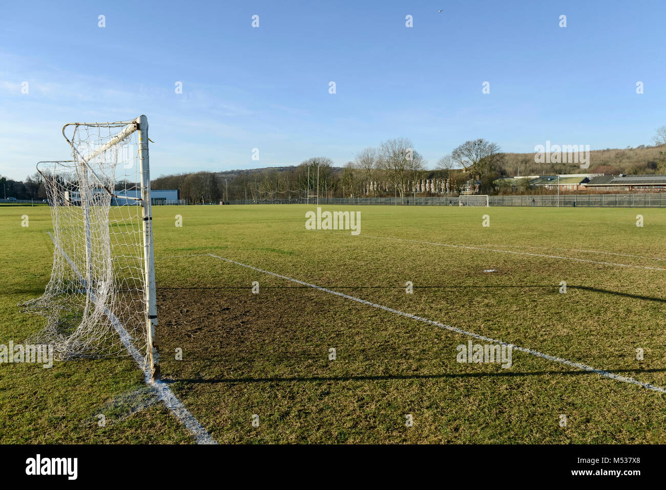 Escuela Deportiva y lanzamientos marcados para la práctica de deportes como el fútbol y el rugby con césped prolijamente cortado Foto de stock