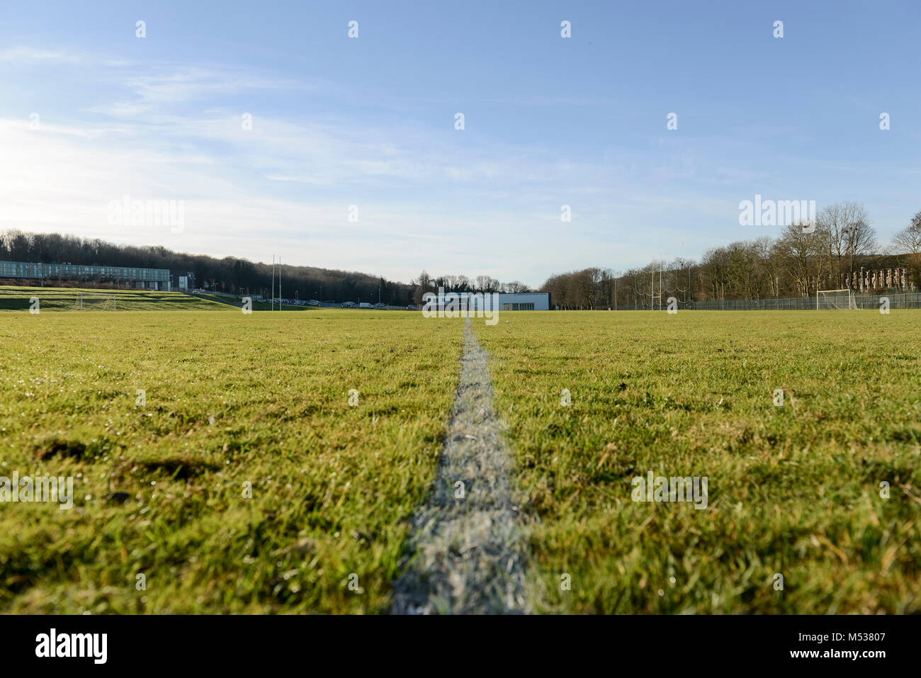 Escuela Deportiva y lanzamientos marcados para la práctica de deportes como el fútbol y el rugby con césped prolijamente cortado Foto de stock