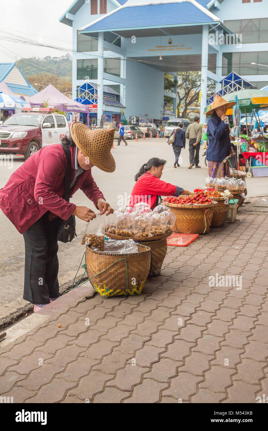 Las mujeres tailandesas empacar bolsas de comida en la calle Tailandia Foto de stock