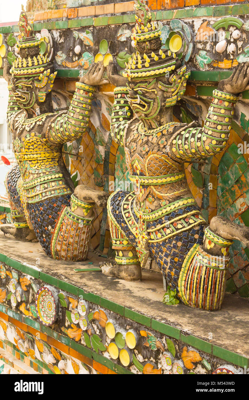 Arun Templo estatuas de yak niveles pagoda de apoyo Foto de stock