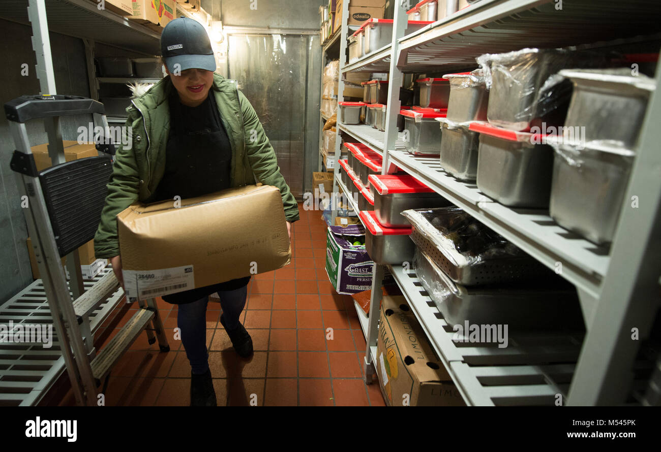Estados Unidos: Enero 01, 2018: Liliana Bran trabaja su segundo trabajo  tirando de deberes en el almacén en Chipotle Mexican Grill en Ashburn,  Virginia. Becaus Fotografía de stock - Alamy