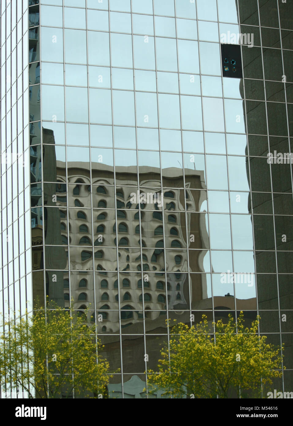 Construcción de reflexión en ventanas de vidrio Foto de stock