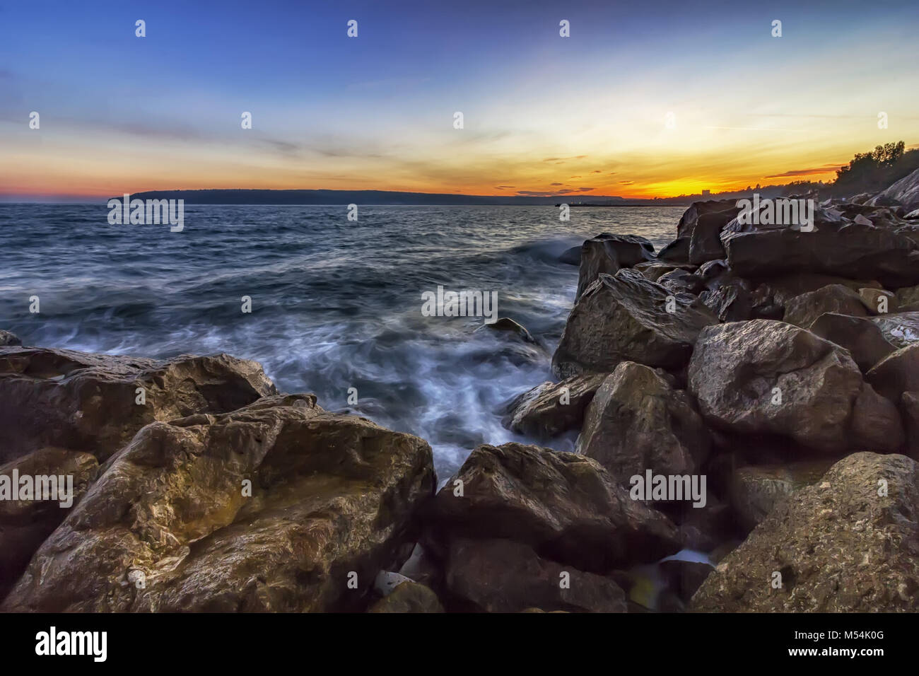 La puesta de sol sobre el mar . Foto de stock